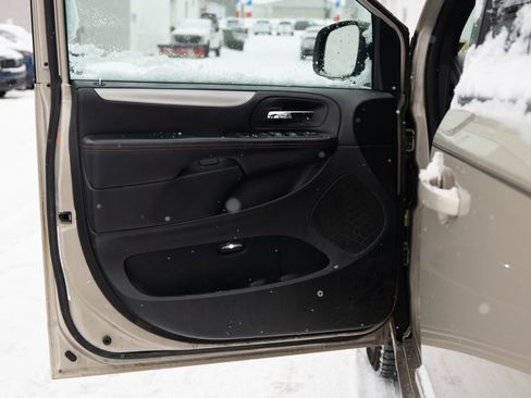 Used 2014 Dodge Grand Caravan R/T image 23