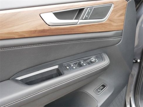 Certified 2025 Volkswagen Atlas SE image 17