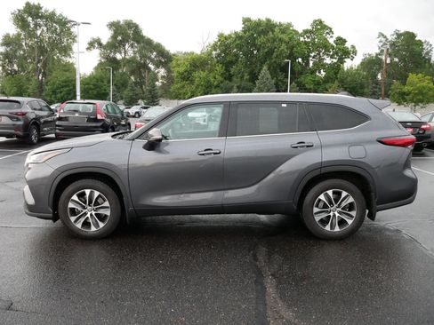 Used 2021 Toyota Highlander XLE AWD/4WD image 2