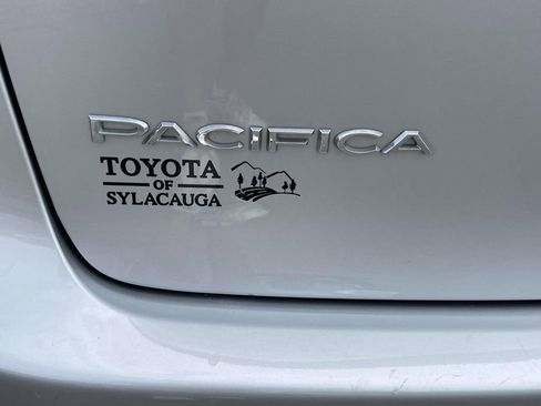 Used 2024 Chrysler Pacifica Touring-L FWD image 8