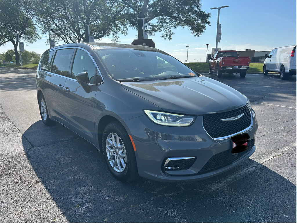 Used 2025 Chrysler Pacifica Select FWD image 3