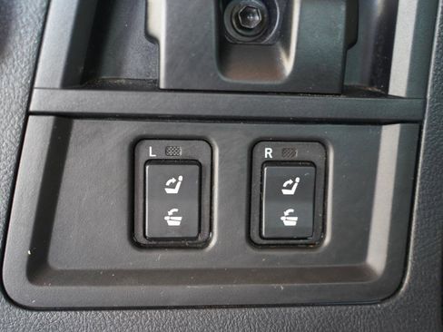 Used 2016 Toyota Sequoia Platinum image 39