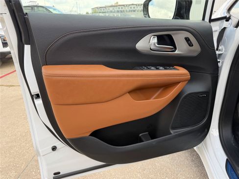 New 2026 Chrysler Pacifica Pinnacle w/ Trailer Tow Group FWD image 11