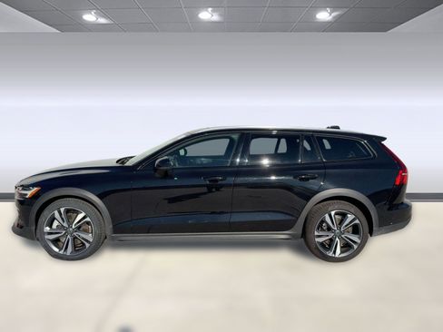 Certified 2025 Volvo V60 B5 Cross Country Plus image 2