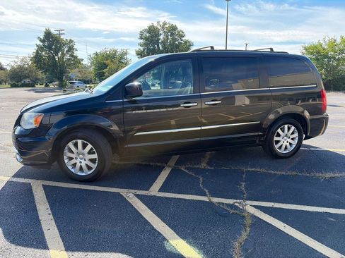 Used 2015 Chrysler Town & Country Touring w/ Driver Convenience Group FWD image 4
