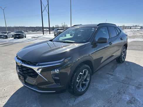 Used 2024 Chevrolet Trax LT w/ LT Convenience Package image 9