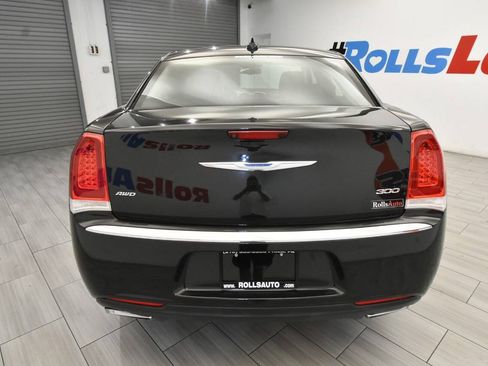 Used 2018 Chrysler 300 Touring L AWD/4WD image 4