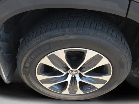 Used 2020 Toyota Highlander XLE image 37