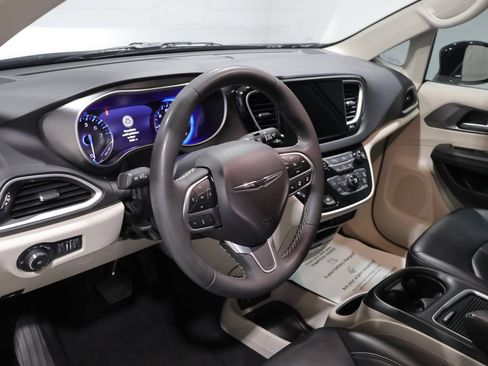Used 2024 Chrysler Pacifica Touring-L FWD image 14