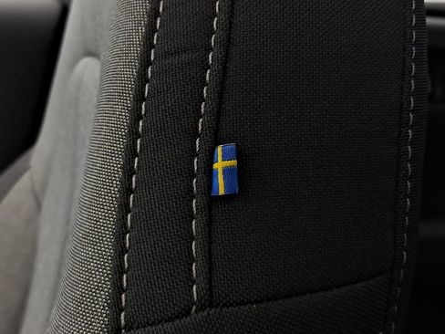 Used 2024 Volvo XC40 B5 Core image 29