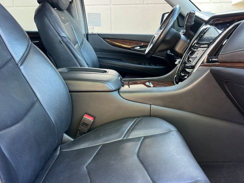 Used 2019 Cadillac Escalade Premium Luxury AWD/4WD image 17