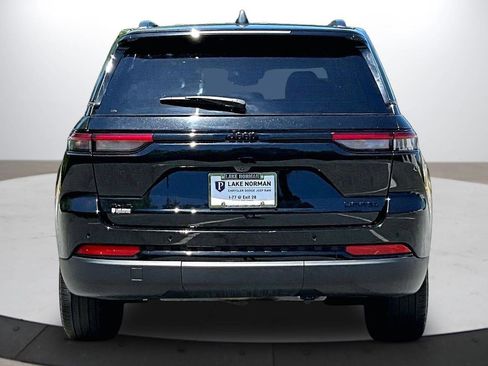 Used 2023 Jeep Grand Cherokee Limited w/ Black Appearance Package AWD/4WD image 8