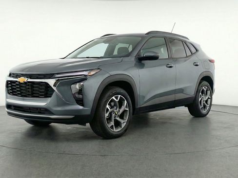 Used 2025 Chevrolet Trax LT FWD image 3