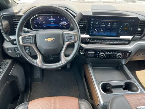 Used 2024 Chevrolet Silverado 2500 High Country w/ High Country Premium Package AWD/4WD image 3