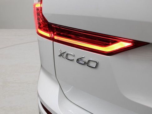 Certified 2025 Volvo XC60 B5 Core image 41