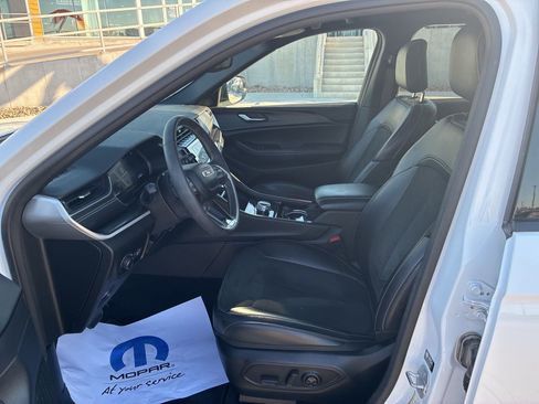 Used 2023 Jeep Grand Cherokee Altitude image 15