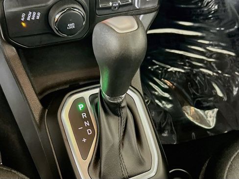 Used 2023 Jeep Renegade Latitude AWD/4WD image 17