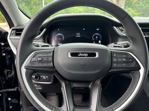 Used 2023 Jeep Grand Cherokee Laredo RWD image 12