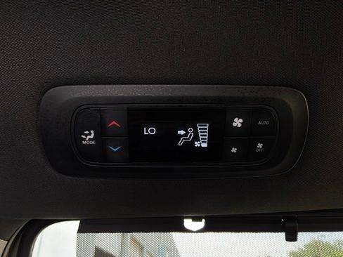 Used 2025 Chrysler Pacifica Select FWD image 15