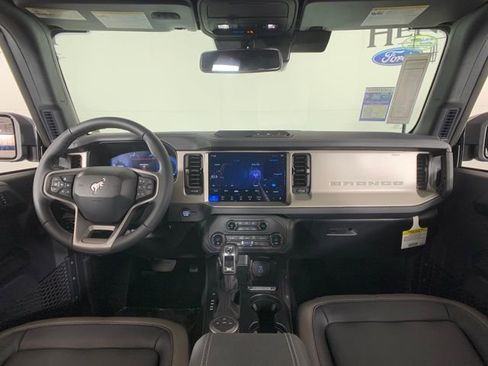 Used 2025 Ford Bronco Outer Banks image 31