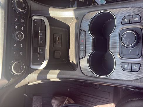 Used 2023 GMC Acadia SLT w/ Technology Package AWD/4WD image 17