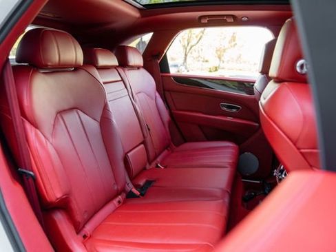 Used 2022 Bentley Bentayga image 59