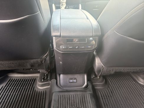 Used 2022 Toyota Highlander XLE FWD image 28