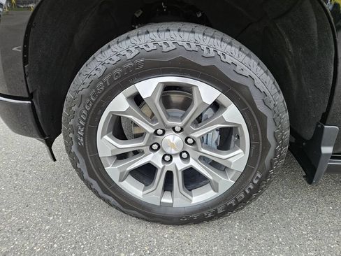 Used 2024 Chevrolet Silverado 1500 High Country w/ Technology Package AWD/4WD image 9
