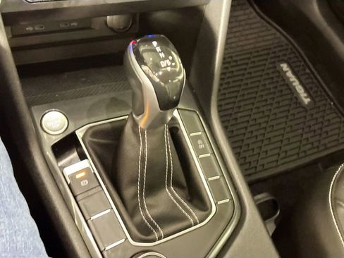 Used 2022 Volkswagen Tiguan SE image 17