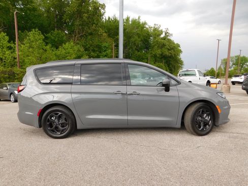 Used 2023 Chrysler Pacifica Touring-L w/ Uconnect Theater Family Group FWD image 4