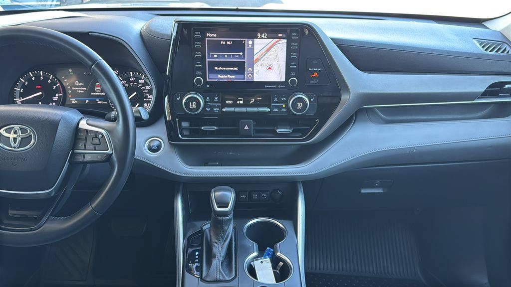 Used 2021 Toyota Highlander XLE FWD image 9
