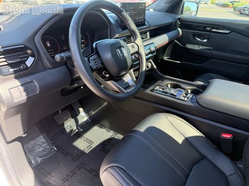 Used 2025 Honda Pilot TrailSport image 13