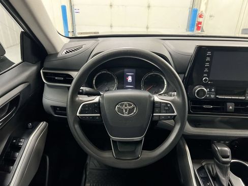 Used 2022 Toyota Highlander L FWD image 11