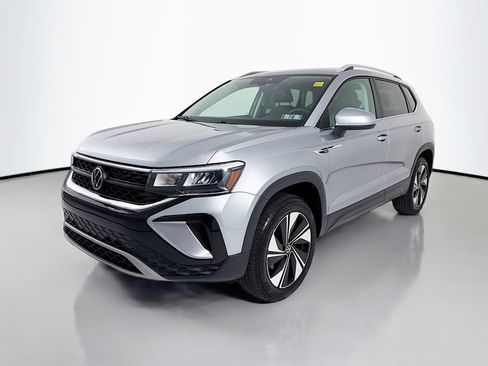 Used 2023 Volkswagen Taos SE w/ Panoramic Sunroof Package AWD/4WD image 3