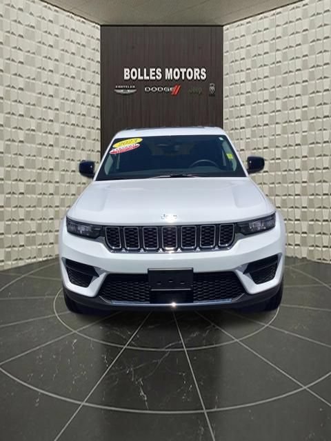 Used 2023 Jeep Grand Cherokee Laredo AWD/4WD image 11