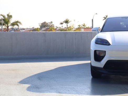 New 2026 Porsche Macan 4 Electric AWD/4WD image 11