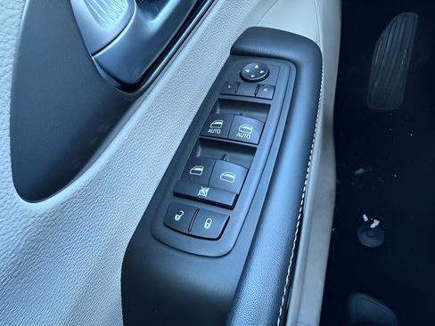 Used 2024 Chrysler Pacifica Touring-L FWD image 21