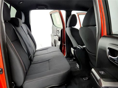 Used 2018 Toyota Tacoma TRD Off-Road w/ Technology Package AWD/4WD image 17