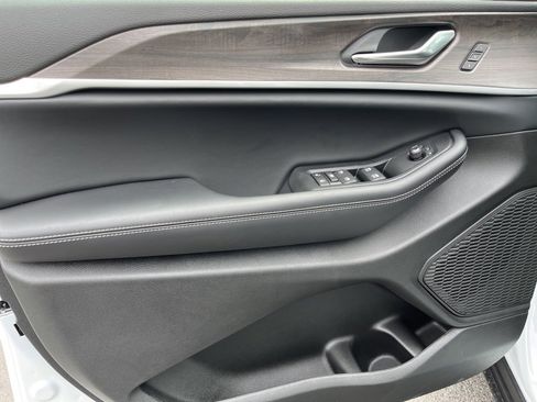 New 2025 Jeep Grand Cherokee L Limited w/ Black Appearance Package image 25