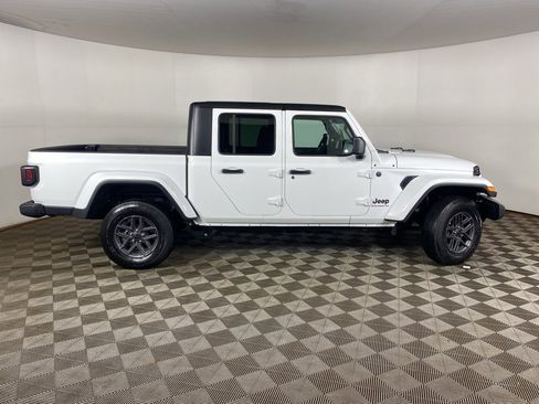 Used 2025 Jeep Gladiator Sport image 19
