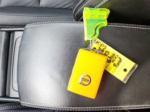 Used 2023 Volvo XC40 B5 Core image 31