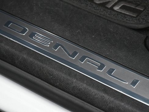 Used 2025 GMC Yukon Denali image 12