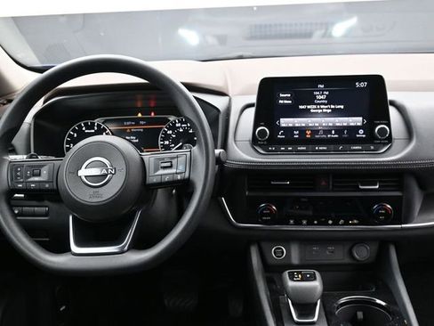 Used 2023 Nissan Rogue SV image 10