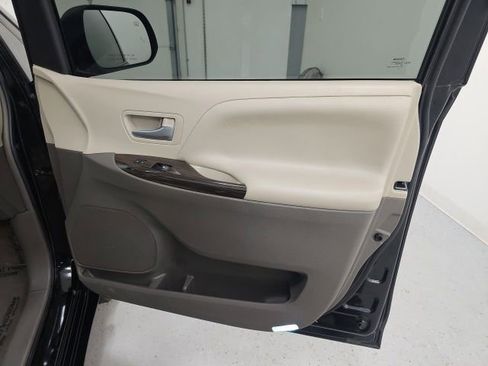 Used 2017 Toyota Sienna XLE image 36