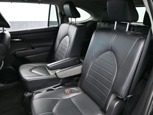 Used 2021 Toyota Highlander XLE image 34