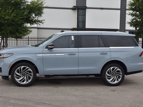 New 2026 Lincoln Navigator Reserve AWD/4WD image 11