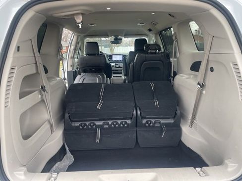 Used 2024 Chrysler Pacifica Touring-L image 19