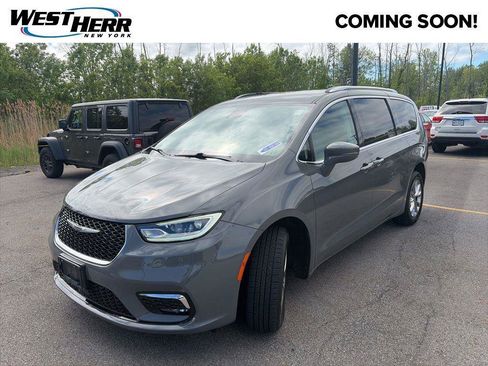 Used 2021 Chrysler Pacifica Touring-L w/ Uconnect Theater Family Group AWD/4WD image 4