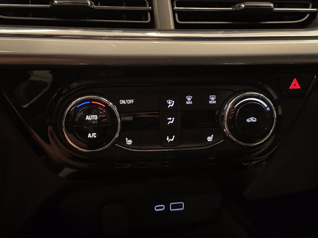 Used 2025 Chevrolet Trax LT w/ LT Convenience Package FWD image 14
