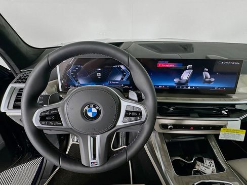 Used 2025 BMW X7 M60i w/ Climate Comfort Package image 10
